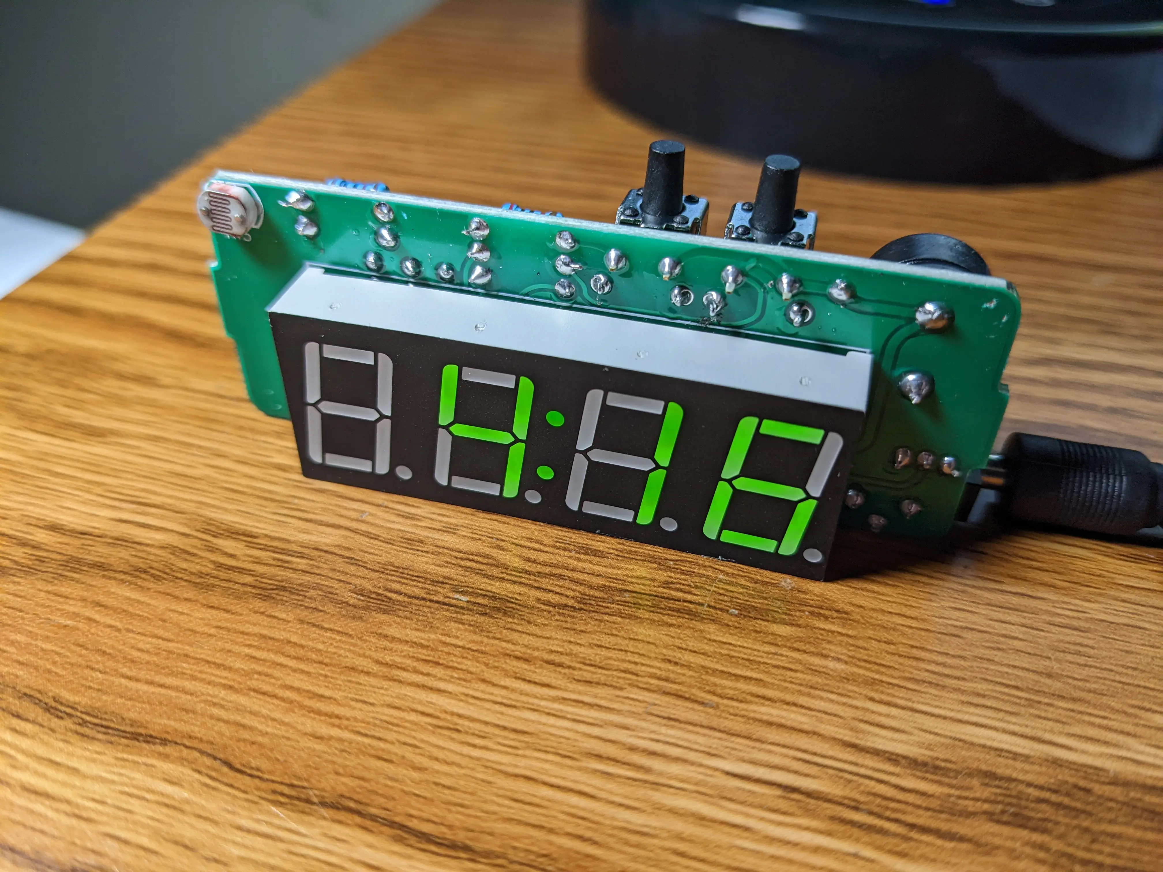 Small digital clock complete with a crystal oscillator